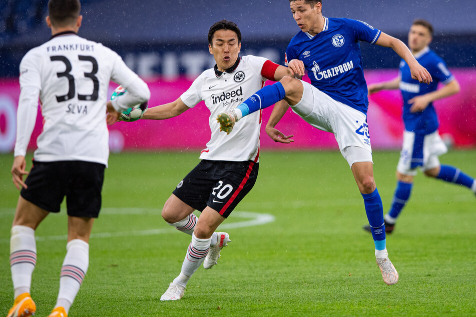 Eintracht Frankfurts Makoto Hasebe (l.) im Zweikampf mit Amine Harit vom FC Schalke 04.