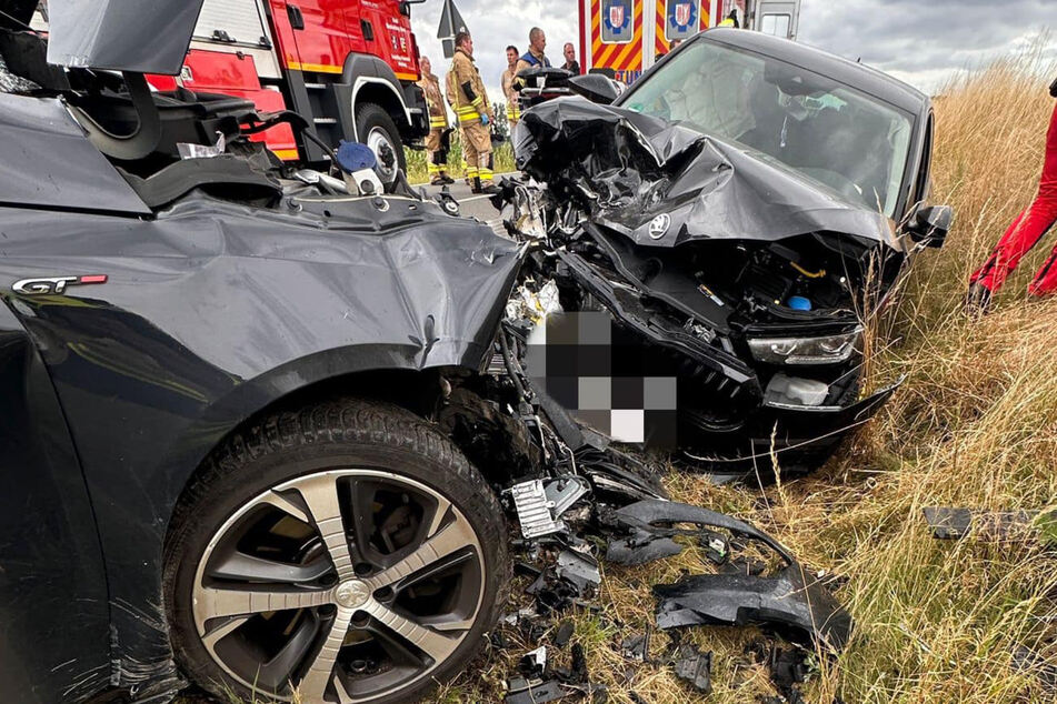 Einer der Wagen löste den automatischen Notruf aus und informierte die Rettungsleitstelle über den Unfall.