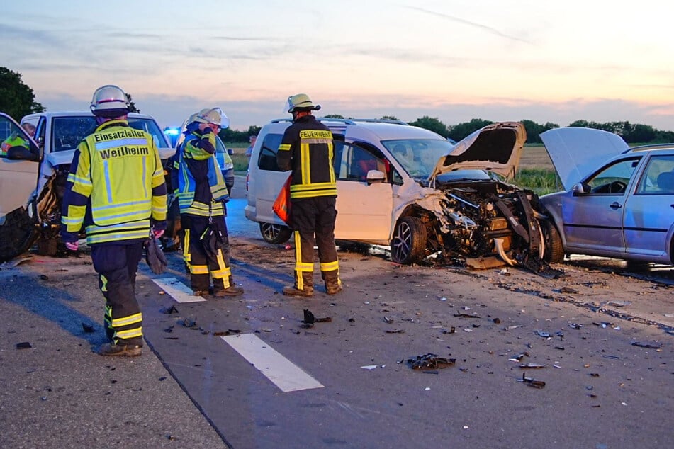 Crash mit drei VW: Zehn teils schwer Verletzte, darunter mehrere Kinder