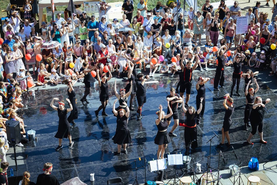 Verschiedene Tanzaufführungen und Schnupperstunden gehören zum Programm des Fests.
