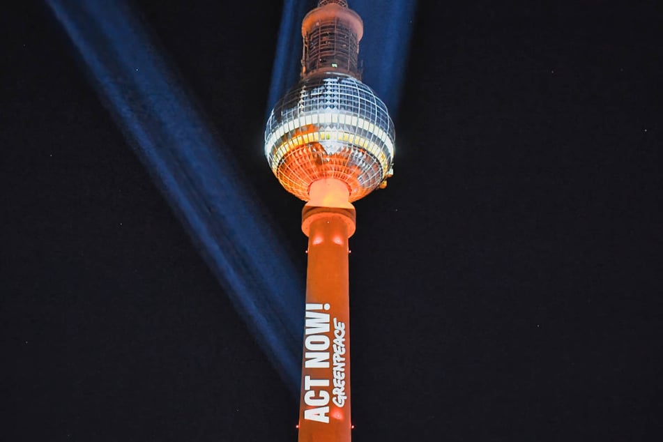 Der Berliner Fernsehturm ist am frühen Donnerstagmorgen ganz im Zeichen von Greenpeace erstrahlt.