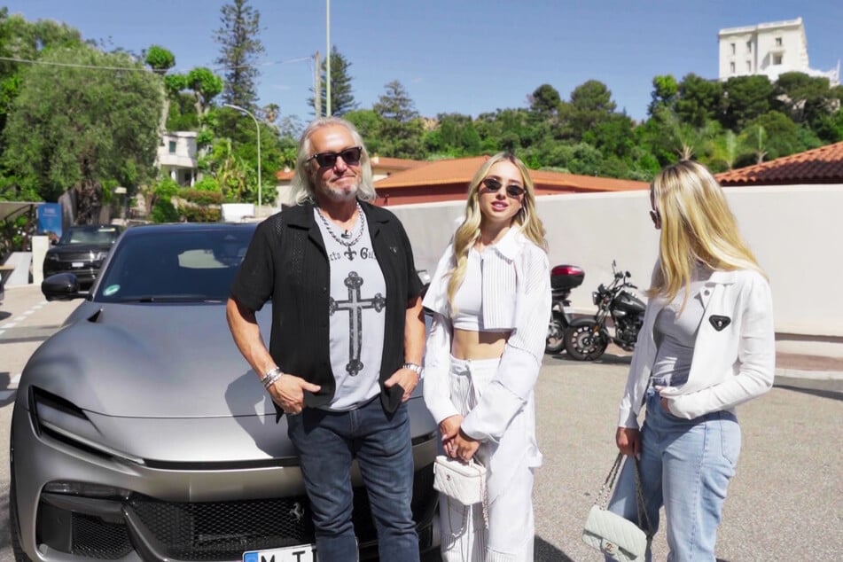 Fette Überraschung: Shania (21, M.) und Davina (22) präsentieren Papa Robert (62) eine 500.000-Euro-Karre.