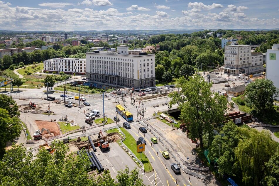 Ab Freitag wird das Abbiegen von der Theaterstraße nach rechts in die Zwickauer Straße nicht mehr möglich sein.