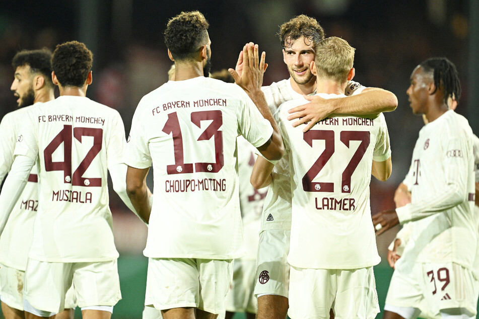 Aushilfs-Innenverteidiger Leon Goretzka (3.v.r.) und seine Teamkollegen vom FC Bayern haben gegen Preußen Münster nichts anbrennen lassen.