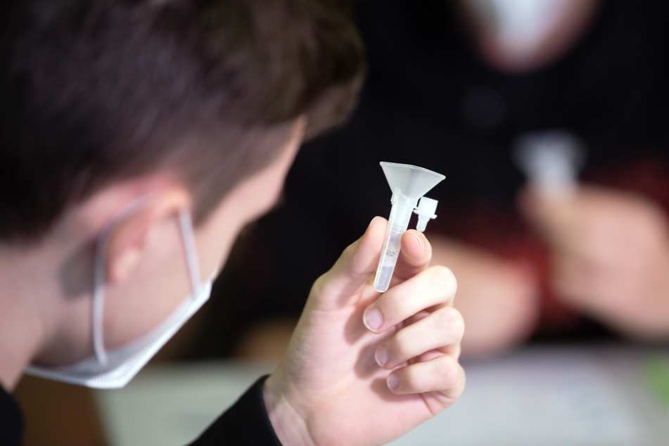 Ministerium: Schulen in NRW sollen Corona-Tests für Januar bunkern!