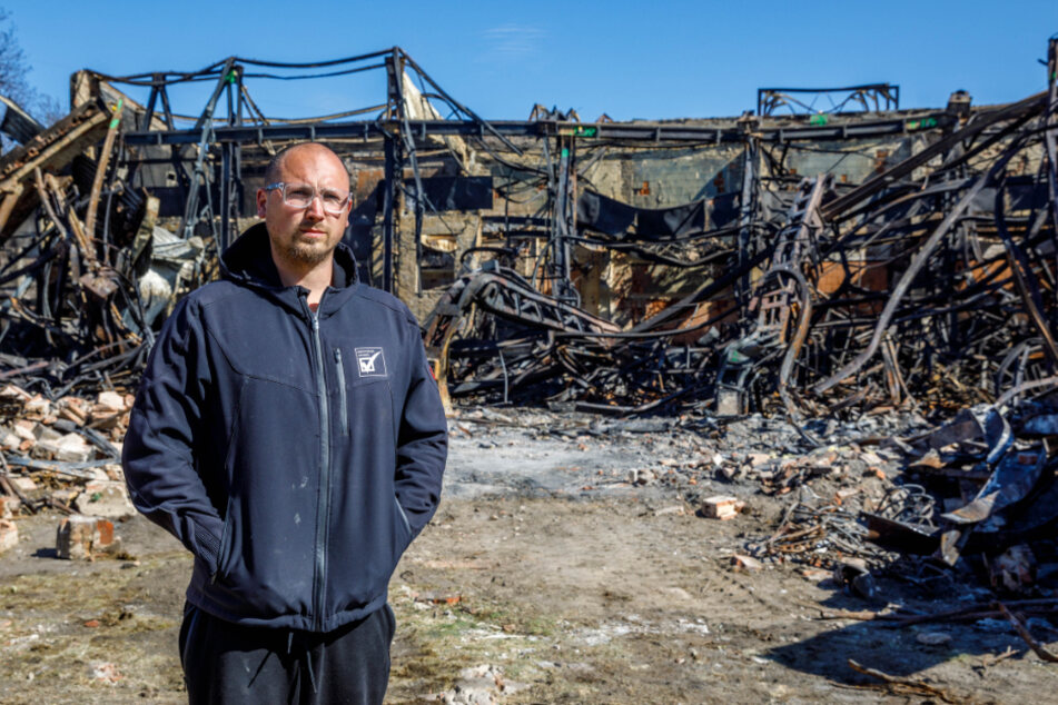 Firmeninhaber Michael Maaz (32) steht vor den Trümmern seiner Existenz. In der Halle lagerte die komplette Ausstattung seines Eventverleihs.