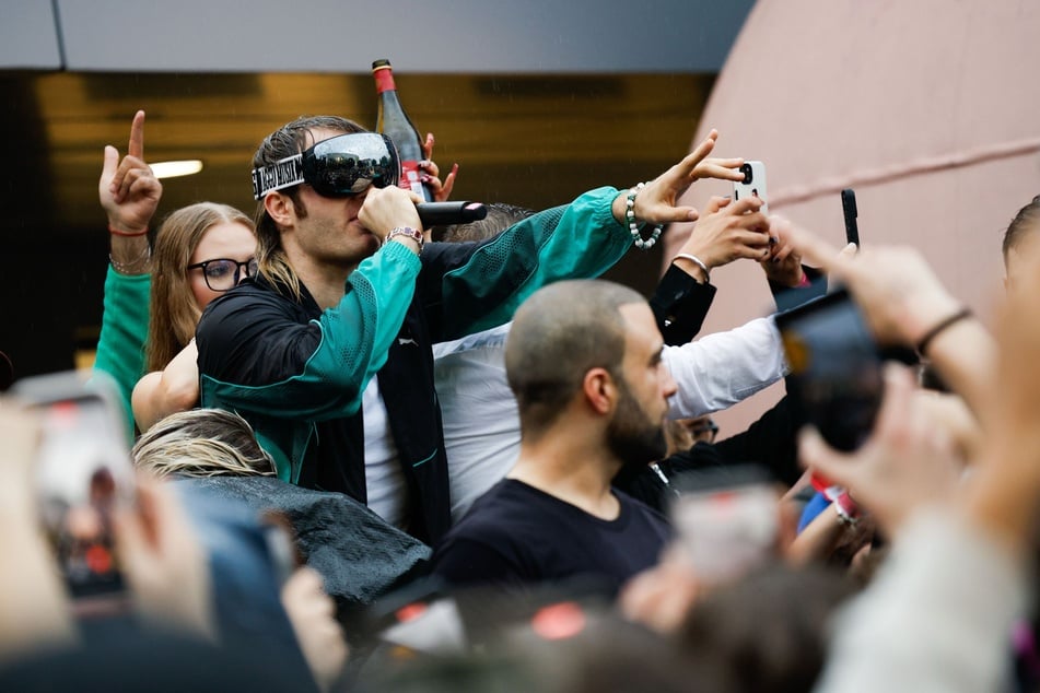 Ski Aggu (28) ist überzeugt, dass seine Fans ohne Smartphone das Konzert so in besonderer Erinnerung behalten würden.