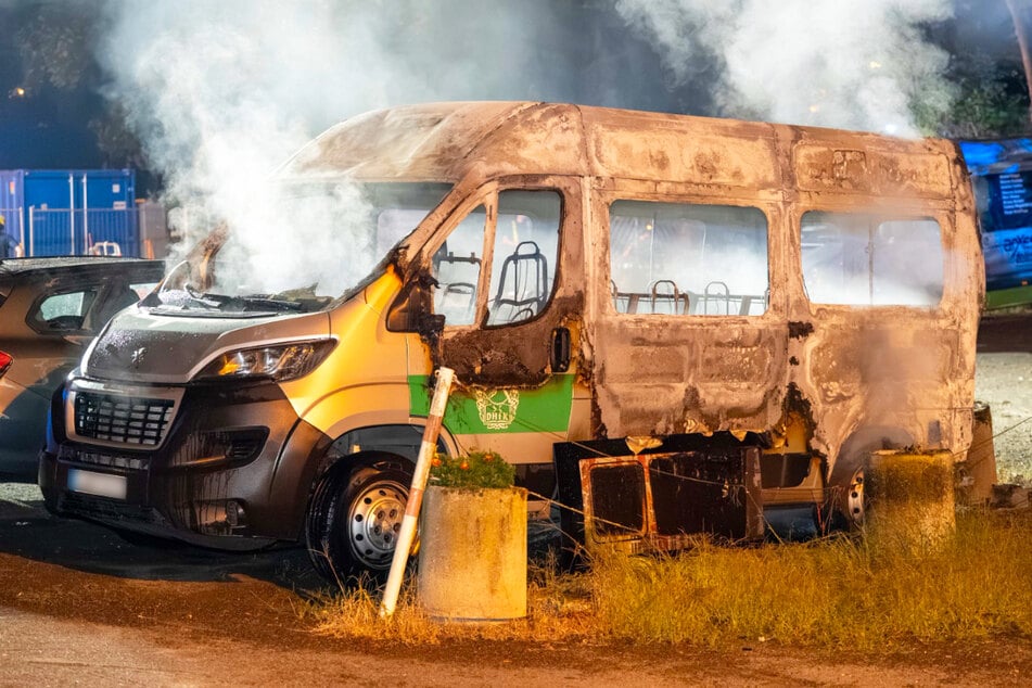 Der Kleinbus, der offensichtlich vom SC DHfK Leipzig genutzt wurde, brannte komplett aus.
