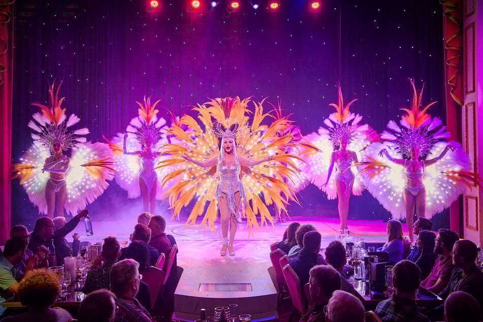 Großartige Kostüme und schnelle Umzüge sorgen für eine rasante, glamouröse Show.