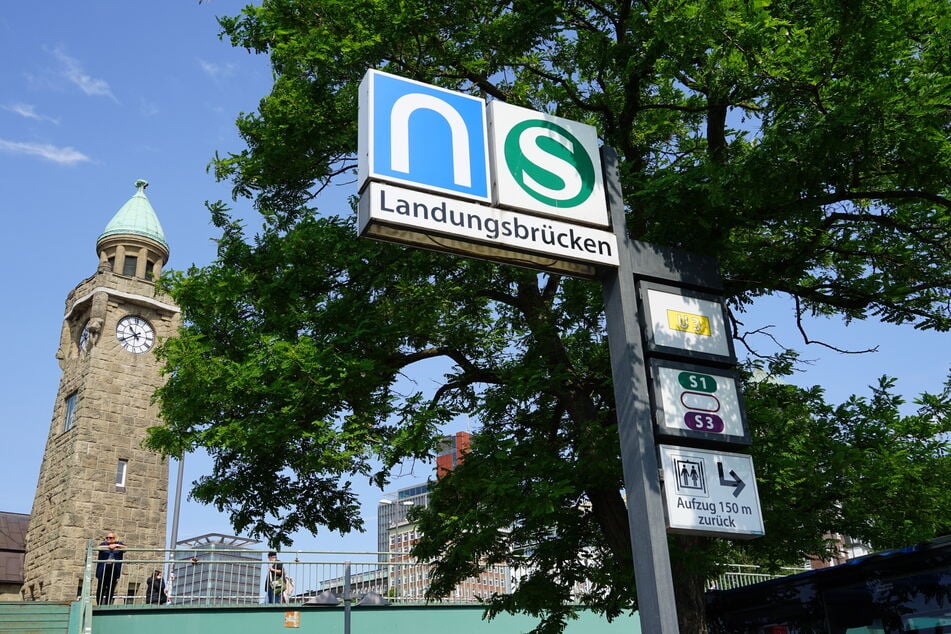 Die Landungsbrücken sind eine der vier Stationen, wo das U-Bahn-Schild auf dem Kopf hängt.