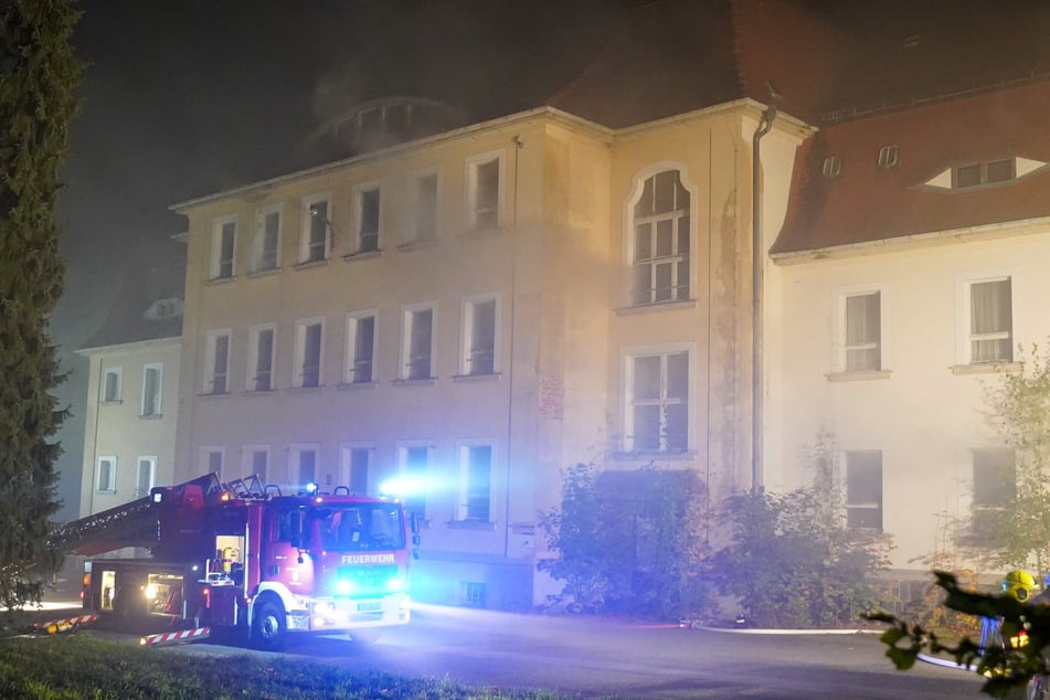 In der Jägerstraße trat dunkler Rauch aus der alten Kaserne.