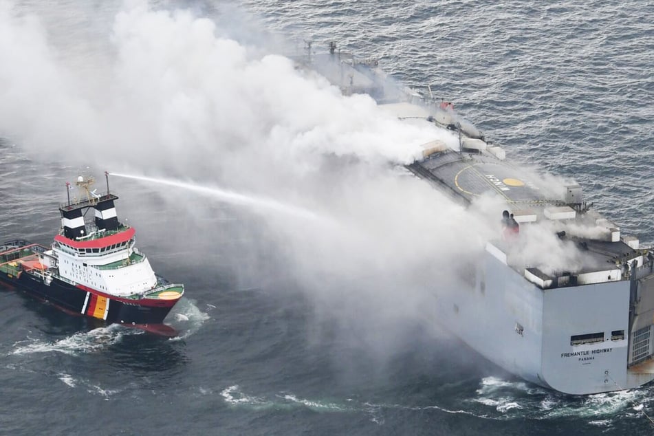 Autofrachter auf Nordsee brennt immer noch: Können Experten heute auf das Schiff?