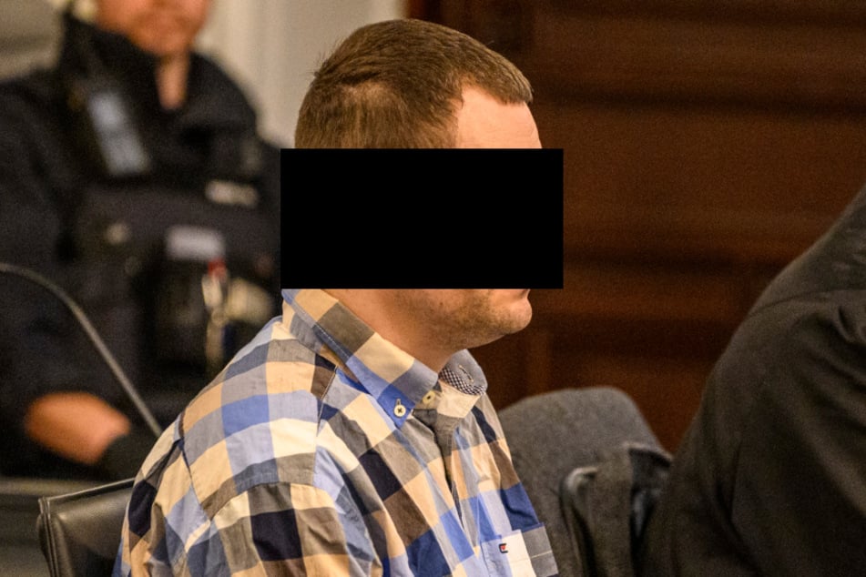 Benjamin H. (28) muss sich wegen dreifachen Mordes verantworten. Der 28-Jährige schwieg zum Prozessauftakt.