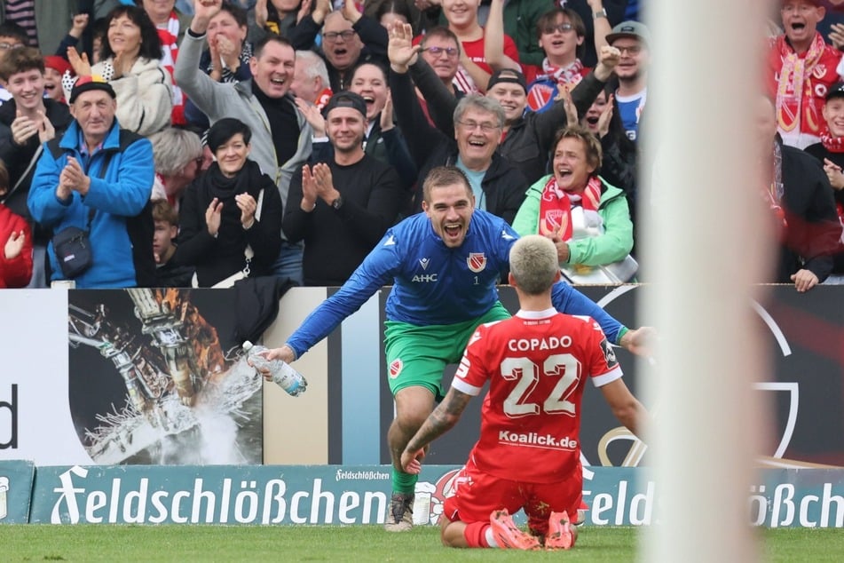 Energie, Freude, Teamgeist: Doppeltorschütze Lucas Copado (Nr., 22) jubelt mit Ersatzkeeper Alexander Sebald.