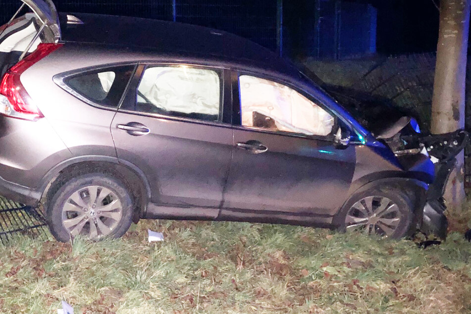Auto kracht bei Kusel gegen Baum: Fahrer (55) im Krankenhaus
