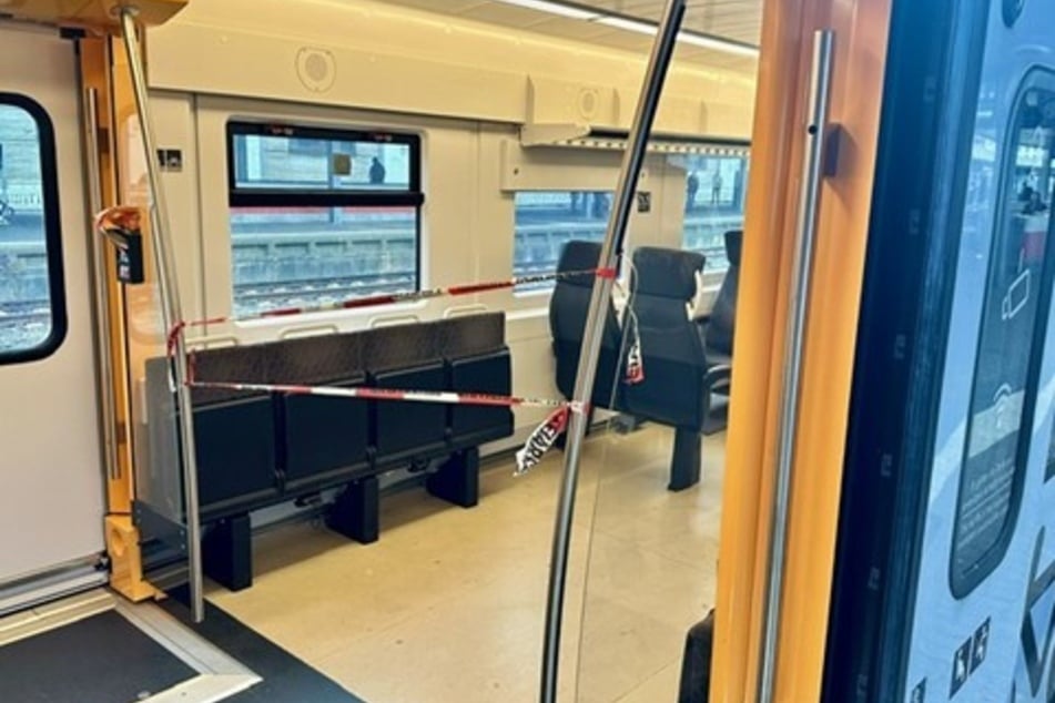 Bei der Messerattacke in einer Regionalbahn im Saarland wurde ein 21-Jähriger schwer verletzt.