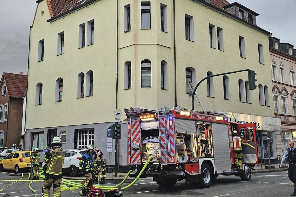 Einsatzkräfte der Feuerwehr waren in Essen an drei Stellen parallel gefordert.