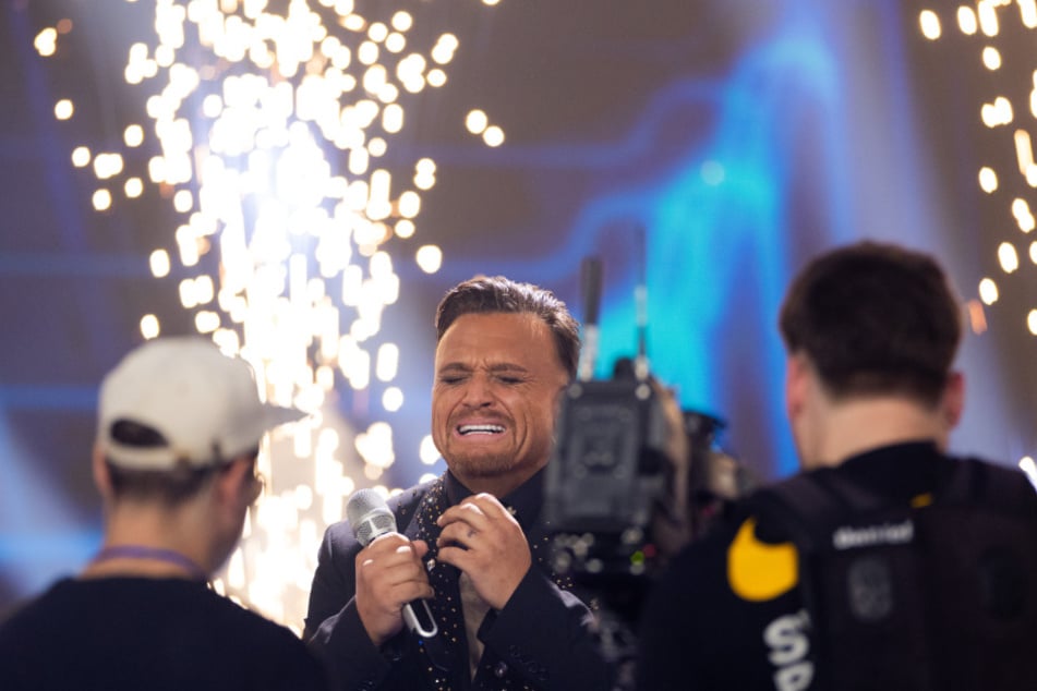 16 lange Jahre hatte Menowin Fröhlich (38) nach seinem zweiten Platz 2010 auf diesen Moment warten müssen: sein Sieg bei DSDS.