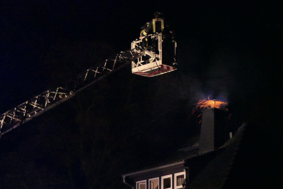 Schornstein steht in Flammen: Feuerwehr greift ein, um Schlimmeres zu verhindern!