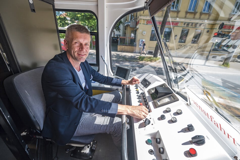 DVB-Personalvorstand Lars Seiffert (54) macht Lust auf moderne Arbeitsplätze und Cockpits. Ab und an sitzt er selbst noch hinterm Steuer, allerdings nur beim Schienenverkehr.
