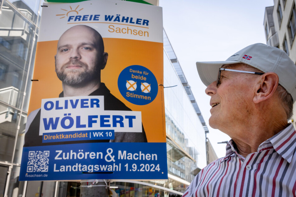 Wolf-Dieter Nolting (85) lässt sich von Oliver Wölfert von den Freien Wählen überzeugen.