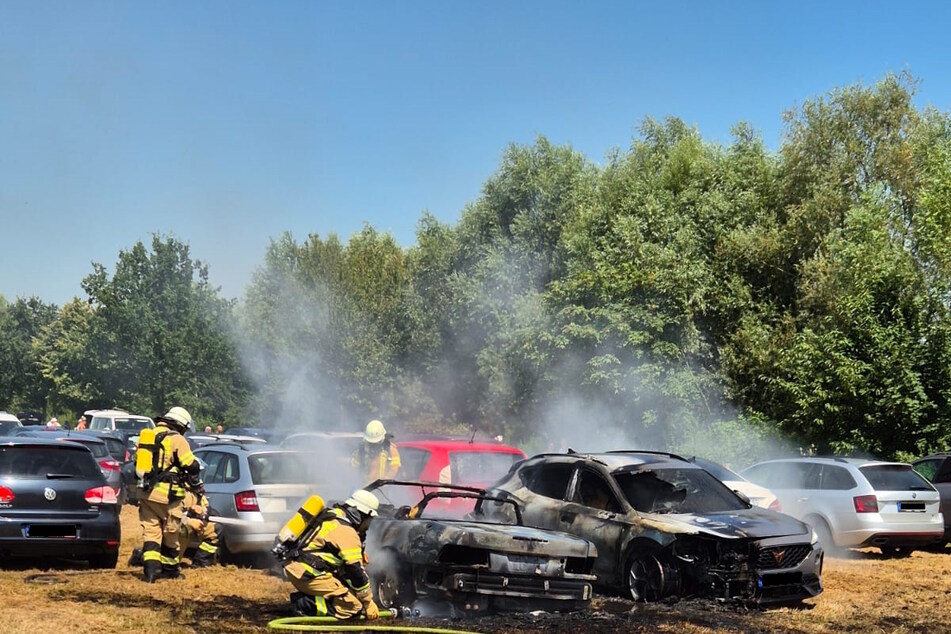 Das Cabrio ist vollkommen ausgebrannt, der SUV daneben durch die Flammen stark beschädigt.