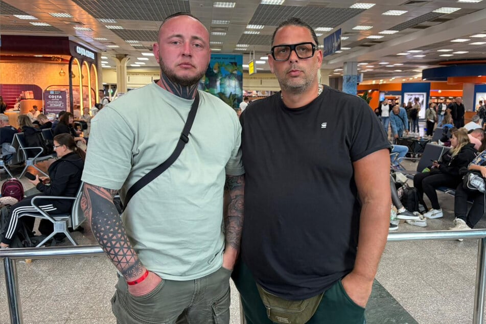 Die Chemnitzer Robert Naumann (39, l.) und Steve Böhme (46) hatten sich das Ende ihres Männerurlaubs ganz anders vorgestellt.