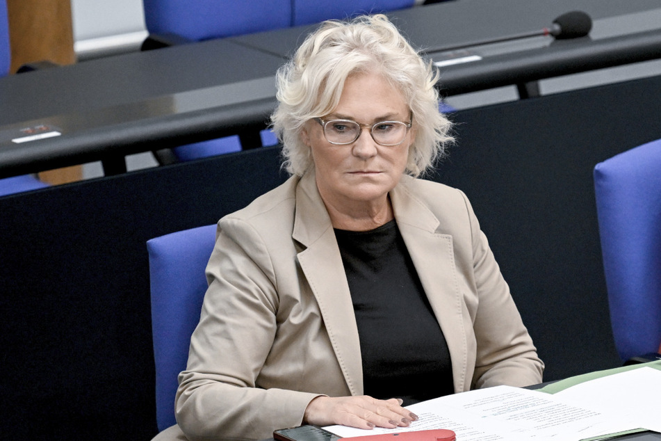 Christine Lambrecht (56, SPD) zeigte bislang kein großes Interesse an ihrem Amt. Entsprechend fällt ihre Leistung aus.