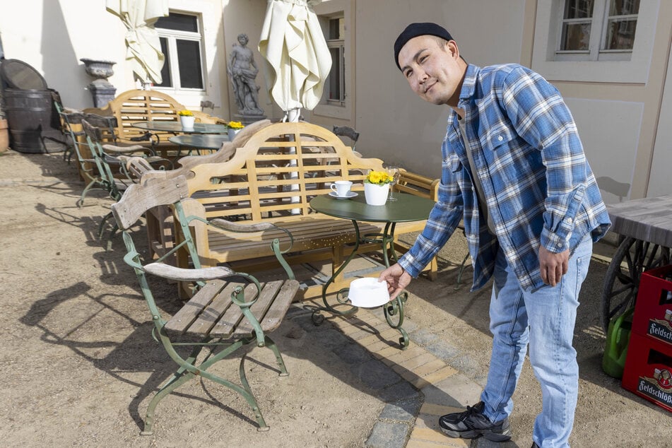 Kellner Rahmatuhllah Jahfari (24) wollte dem Vierbeiner nur Wasser bringen.