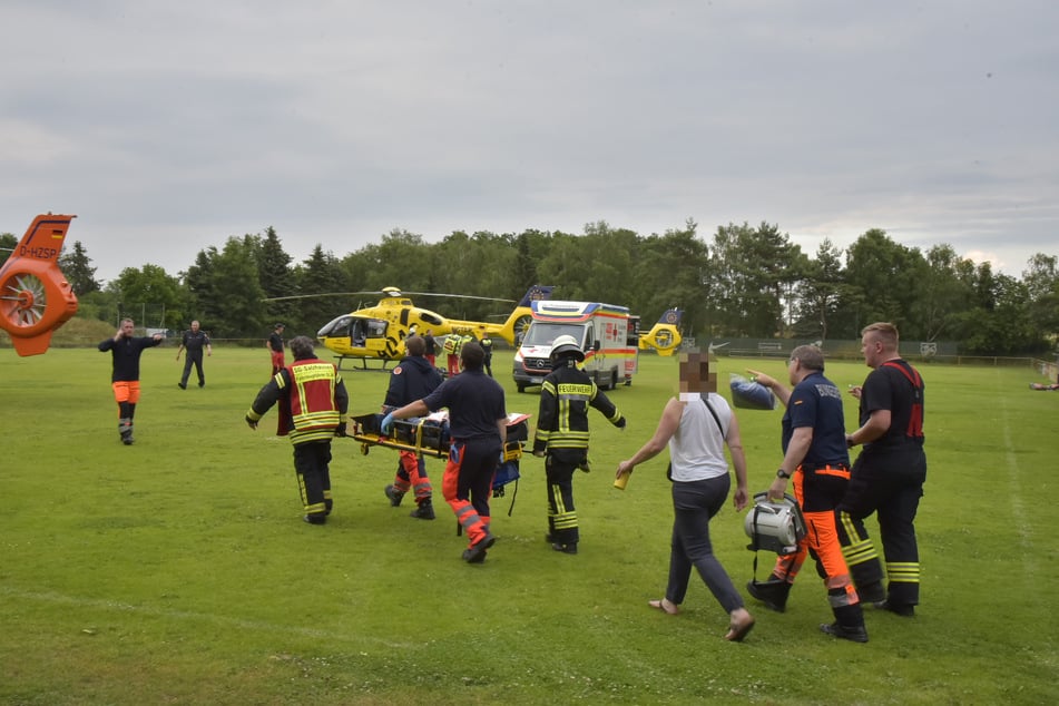 Vier Hubschrauber sind in Toppenstedt derzeit im Einsatz.