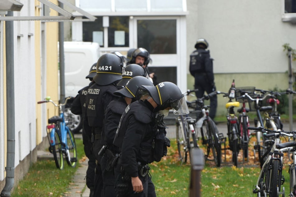 Einsatzkräfte der Bereitschaftspolizei suchten die Umgebung nach der Explosion ab.