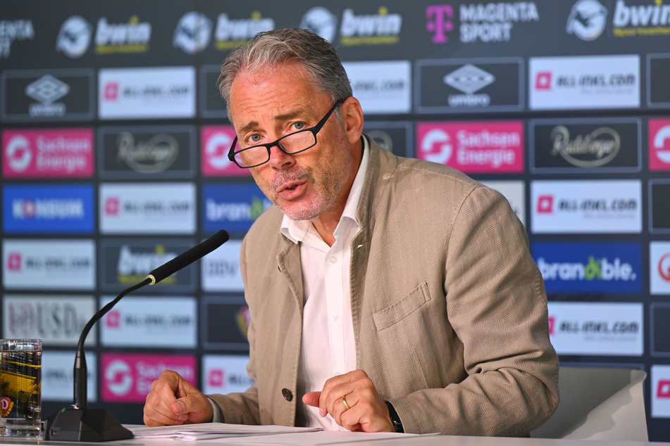 Dynamos Geschäftsführer Jürgen Wehlend (57) erklärt, dass es bei Umbro zu erheblichen Produktions- und Lieferschwierigkeiten kommt.