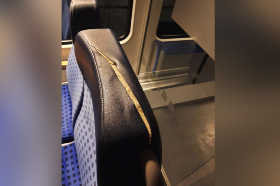 Mit seinem Messer beschädigte der 47-Jährige die Sitze im Zug.