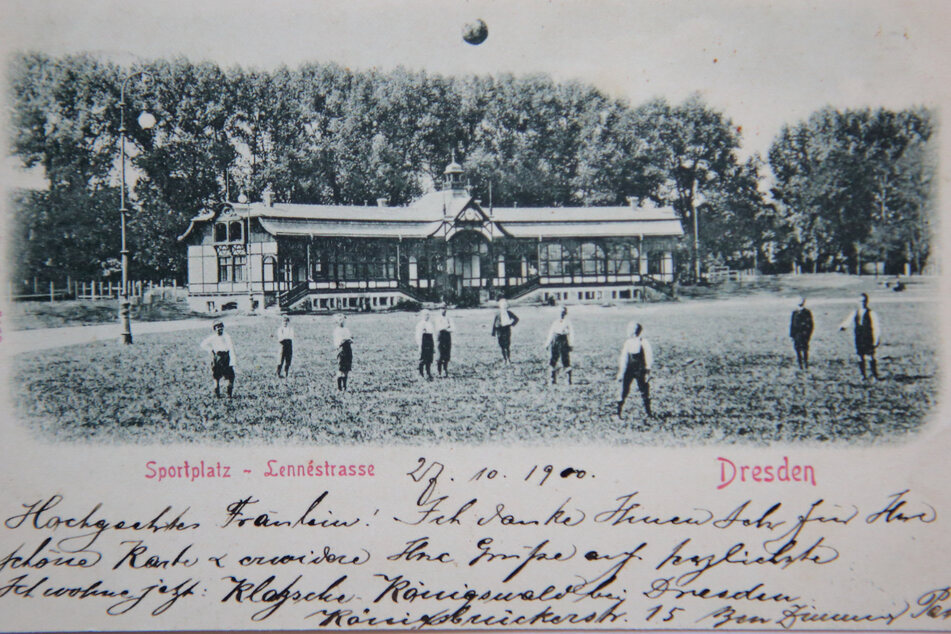 Dort, wo heute Dynamo kickt, standen vor 126 Jahren noch keine Tribünen. Im Hintergrund des Spielfeldes sind die Bäume des Großen Gartens zu sehen, davor die Zuschauer im feinen Sonntagszwirn.