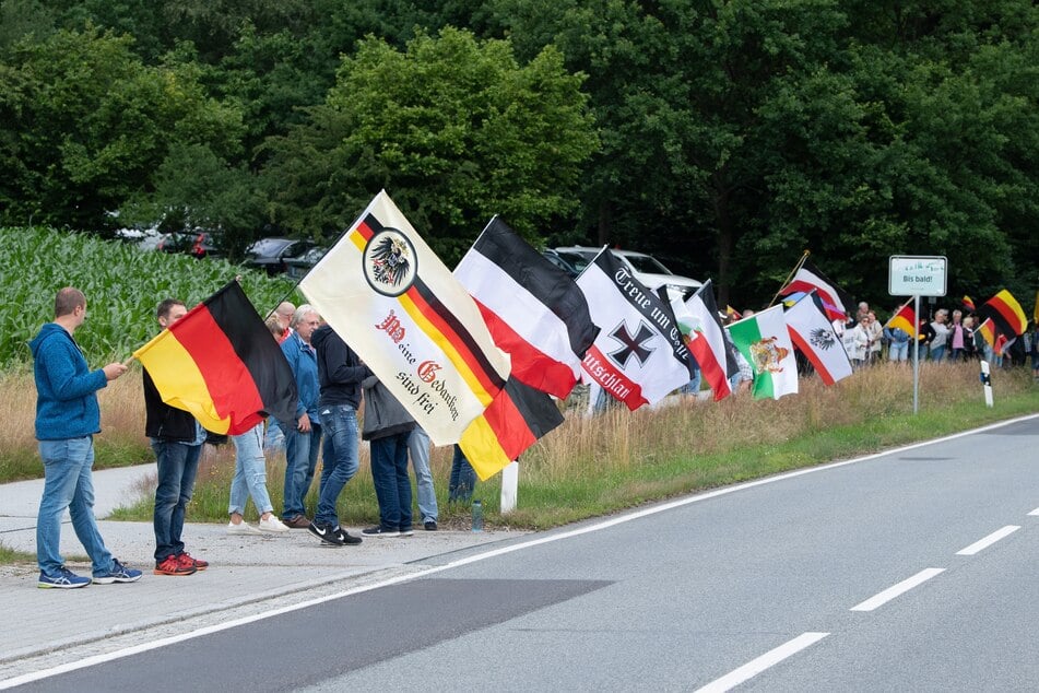 "Meine Gedanken sind frei", so lautet der Schriftzug auf einer der Deutschlandflaggen bei den Protesten auf der B 96. Auf solchen Demos wollen Rechtsextreme laut dem Verfassungsschutz Anknüpfungspunkte mit anderen politischen Milieus ausnutzen.