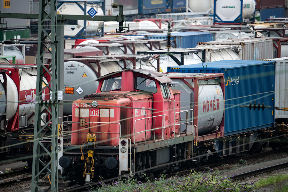 Schon seit Mittwochnachmittag bestreikt die Gewerkschaft den Güterverkehr. Die GDL kämpft um mehr Geld und bessere Arbeitsbedingungen für ihre Mitglieder.