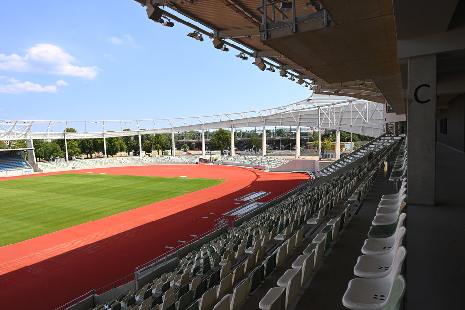 Auf der Südtribüne des Heinz-Steyer-Stadions wird ein Ehrensitz für Helmut Schön eingeweiht.