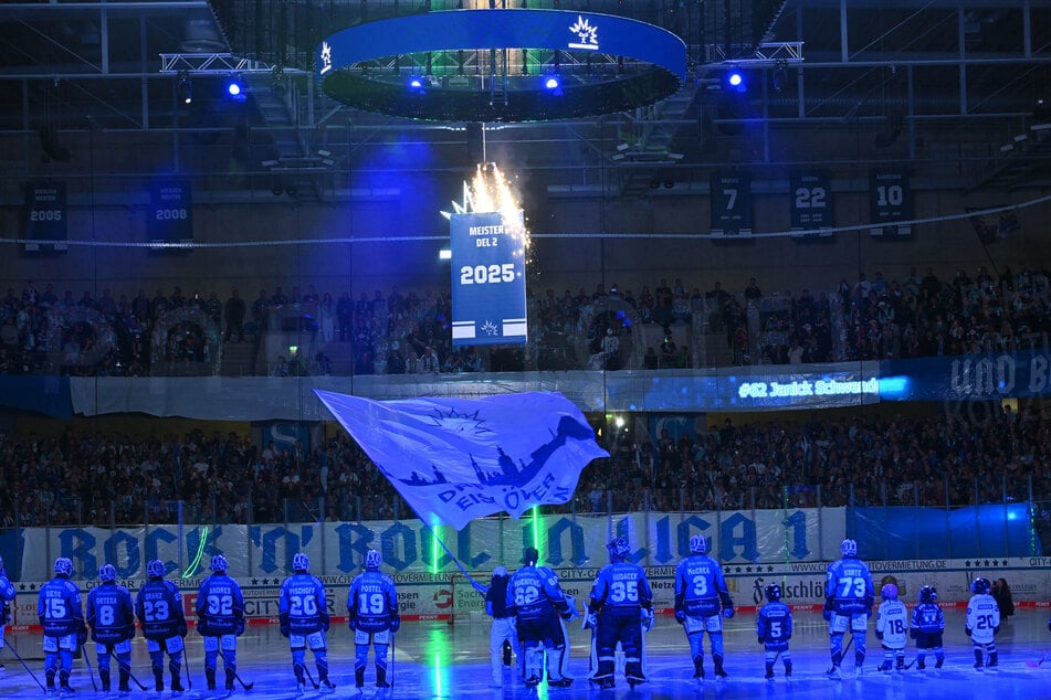 Vorm ersten Heimspiel wurde das Meisterbanner hochgezogen. Danach rockten die Eislöwen die Halle.