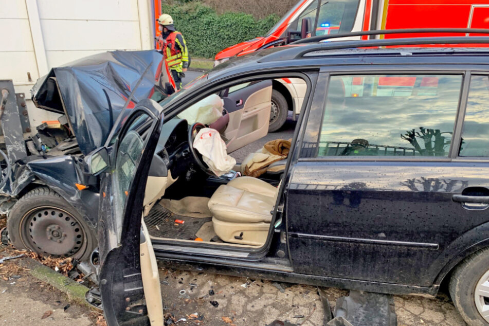 Ein Rentner (88) verlor am Mittwoch aus bislang unklaren Gründen die Kontrolle über sein Auto und krachte in einen geparkten Lkw.