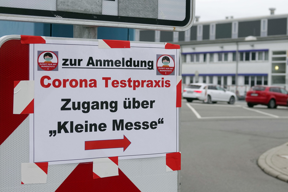 Die Chemnitzer Corona-Ambulanz: Einige Betroffene berichten von mehreren Stunden Wartezeit.