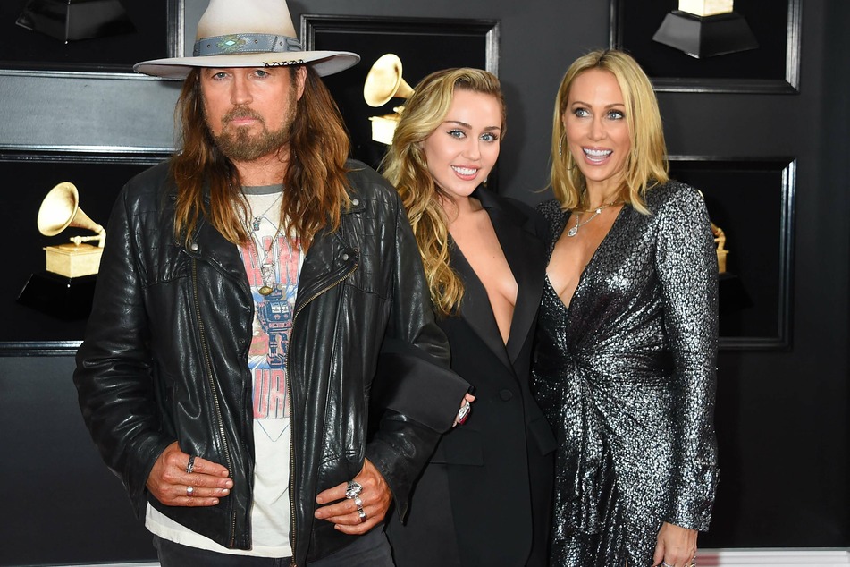 Miley Cyrus with her parents Billy Ray (l.) and Tish (r.) in 2019.