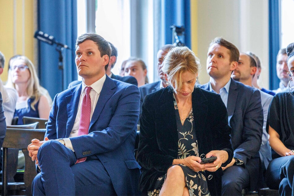Bundesbildungsministerin Karin Prien (60, CDU, r.) nutzte den "Handy-Gipfel" auch für ein, zwei schnelle Nachrichten auf ihrem Mobiltelefon.