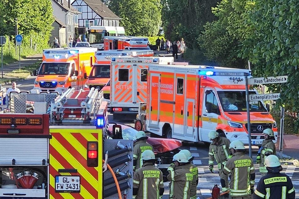 Feuerwehr und Rettungsdienst waren mit etlichen Kräften und Fahrzeugen im Einsatz. Auch mehrere Notärzte waren vor Ort.