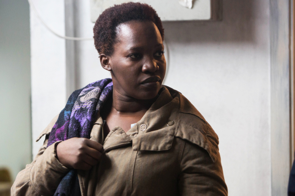 Abeba Masane (Enid Mbabazi) ist mit ihrer Tochter Luna aus Uganda geflohen. Dort herrschte und herrscht noch immer Krieg.