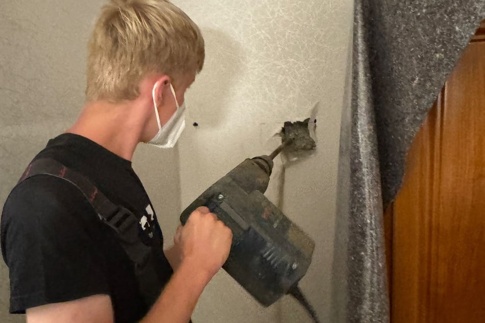 Mit schwerem Gerät brachen die Retter eine Zimmerwand auf, um zu dem eingeklemmten Kater vorzudringen.