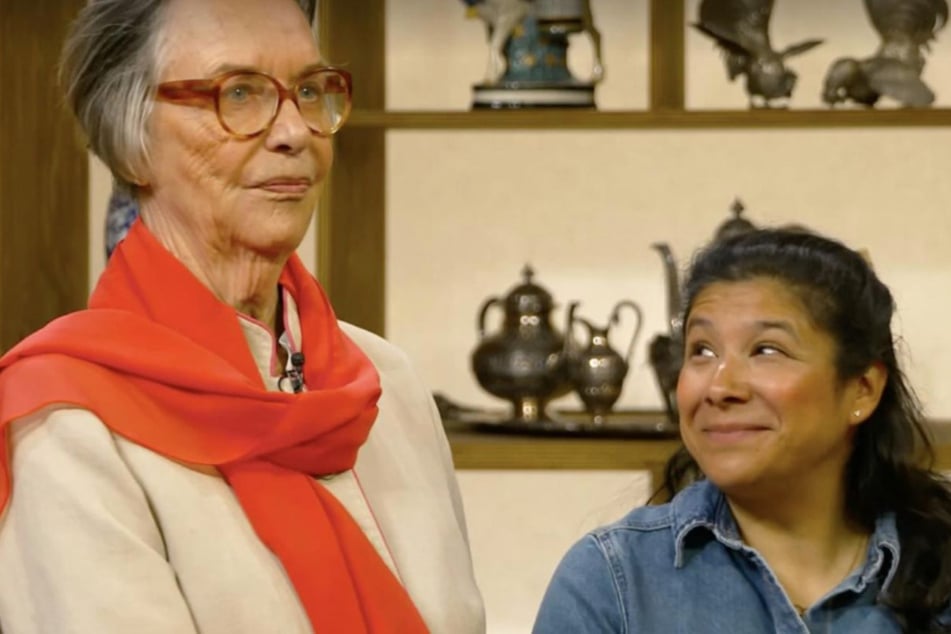 Gabriele Minack und ihre Tochter Gabriela aus Hamburg möchten bei "Bares für Rares" für ein Armband satte 12.000 Euro einstreichen.