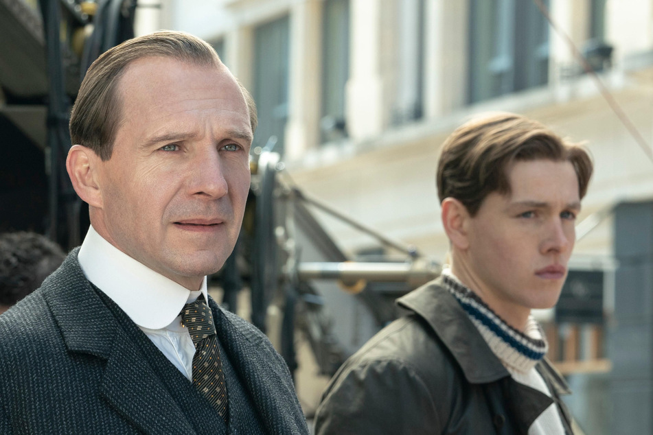 Orlando, Duke of Oxford (Ralph Fiennes, 61), ist mit seinem Sohn Conrad (Harris Dickinson, 28) in geheimer Mission unterwegs.