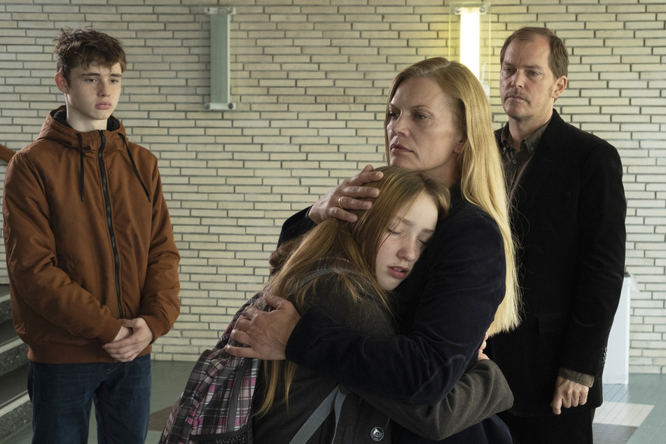 Für Lasse (Yuri Völsch, v. l. n. r.) und Lena Schwarz (Ruby M. Lichtenberg) sind Marion (Anna Loos) und Uwe Mosbach (Godehard Giese) ihre "neuen" Eltern.