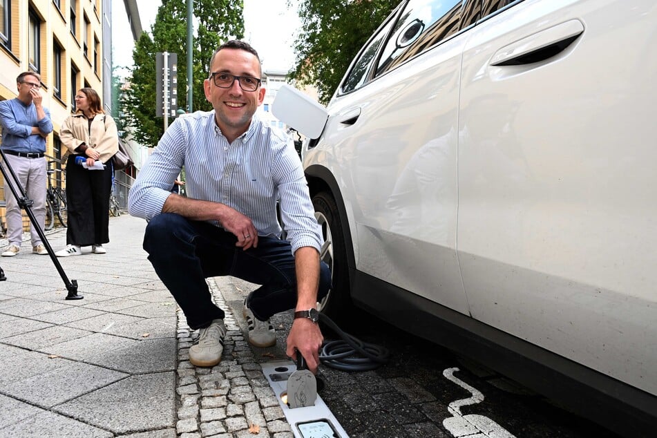 Benjamin Engelmann, Projektleiter E-Mobilität bei den Leipziger Stadtwerken, freut sich, dass die Technik jetzt auch in der Messestadt verfügbar ist.