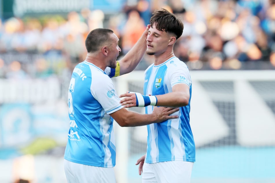 Andreas Geipl (l.) konnte in dieser Saison viel jubeln - wie hier mit Mittelstürmer Jonas Marx (22).